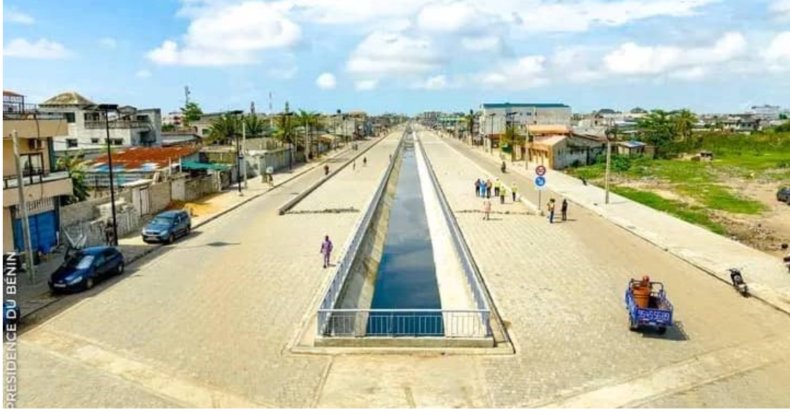 Route asphaltée au Bénin