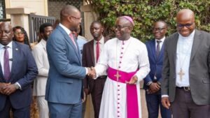 Ousmane Sonko rend visite à Monseigneur André Guéye avant le pèlerinage de Popenguine