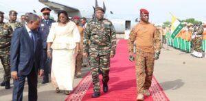 La dissolution des partis au Burkina Faso : quand les juntes se retournent contre leurs soutiens civils