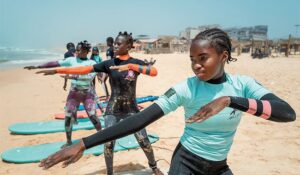 Les vagues de Dakar : le surf comme tremplin scolaire pour les jeunes filles