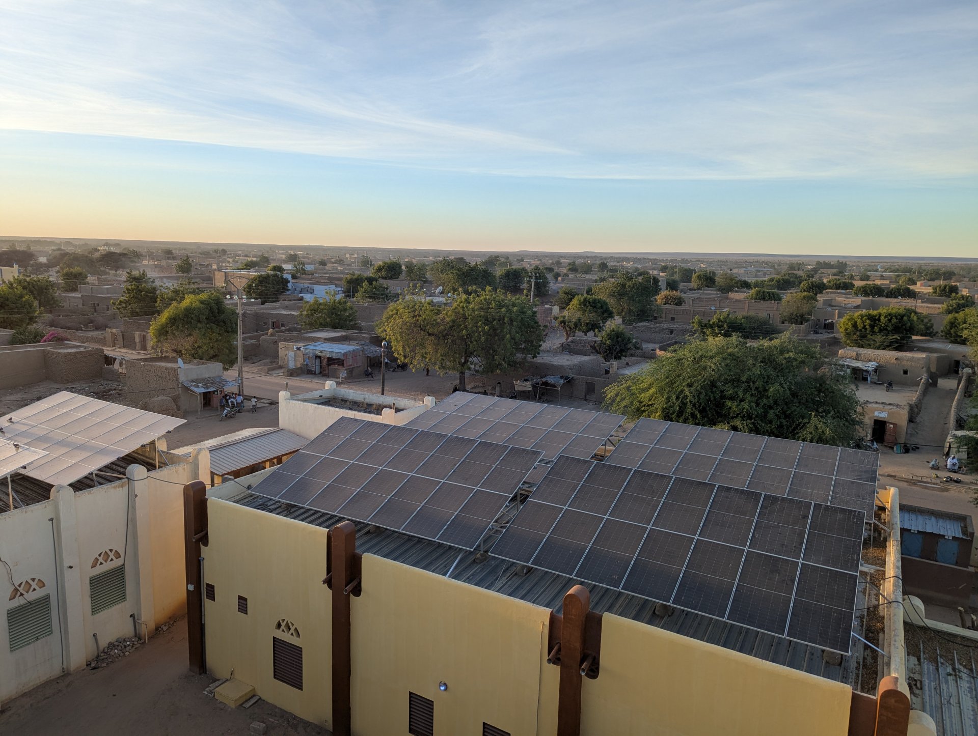 Installation de panneaux solaires par MSF à l'hôpital de Niafounké, dans le nord du Mali