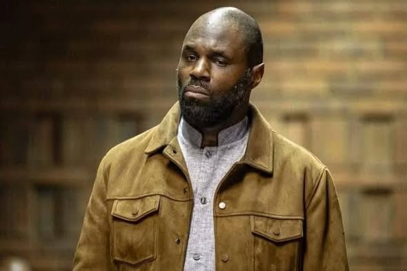 Kémi Séba devant un tribunal