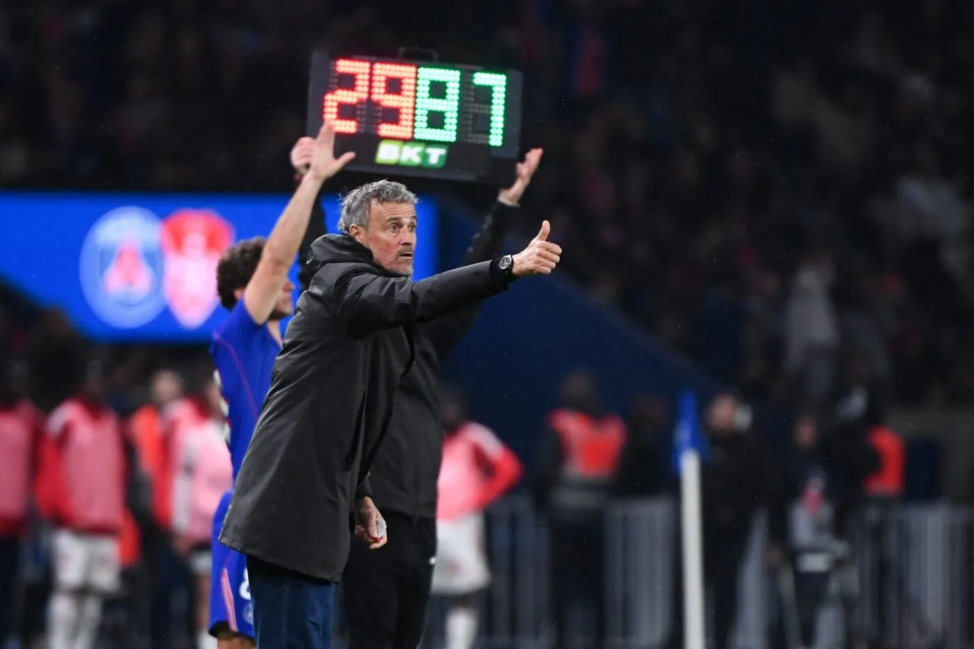L'équipe du PSG alignée avant le match contre Lens, avec plusieurs joueurs absents