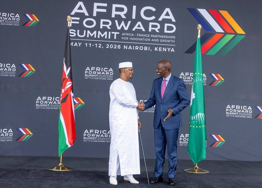 Le président William Ruto et le président Mahamat Idriss Déby lors d'un entretien à Nairobi