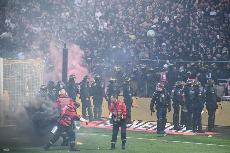 Des supporters nantais regagnent leur tribune sous surveillance policière, quelques échauffourées éclatant malgré la présence de nombreux CRS