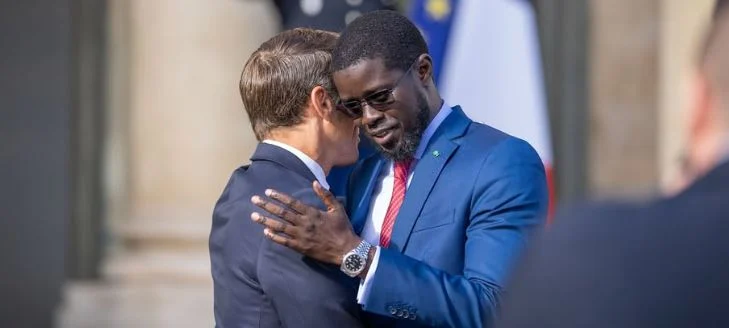Rencontre entre Bassirou Diomaye Faye et Emmanuel Macron lors d'un sommet international
