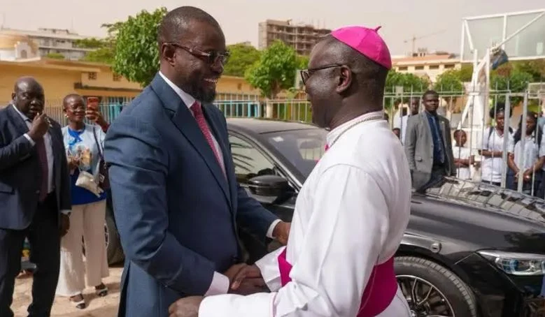 Ousmane Sonko discutant avec Monseigneur André Guéye à Popenguine avant le pèlerinage