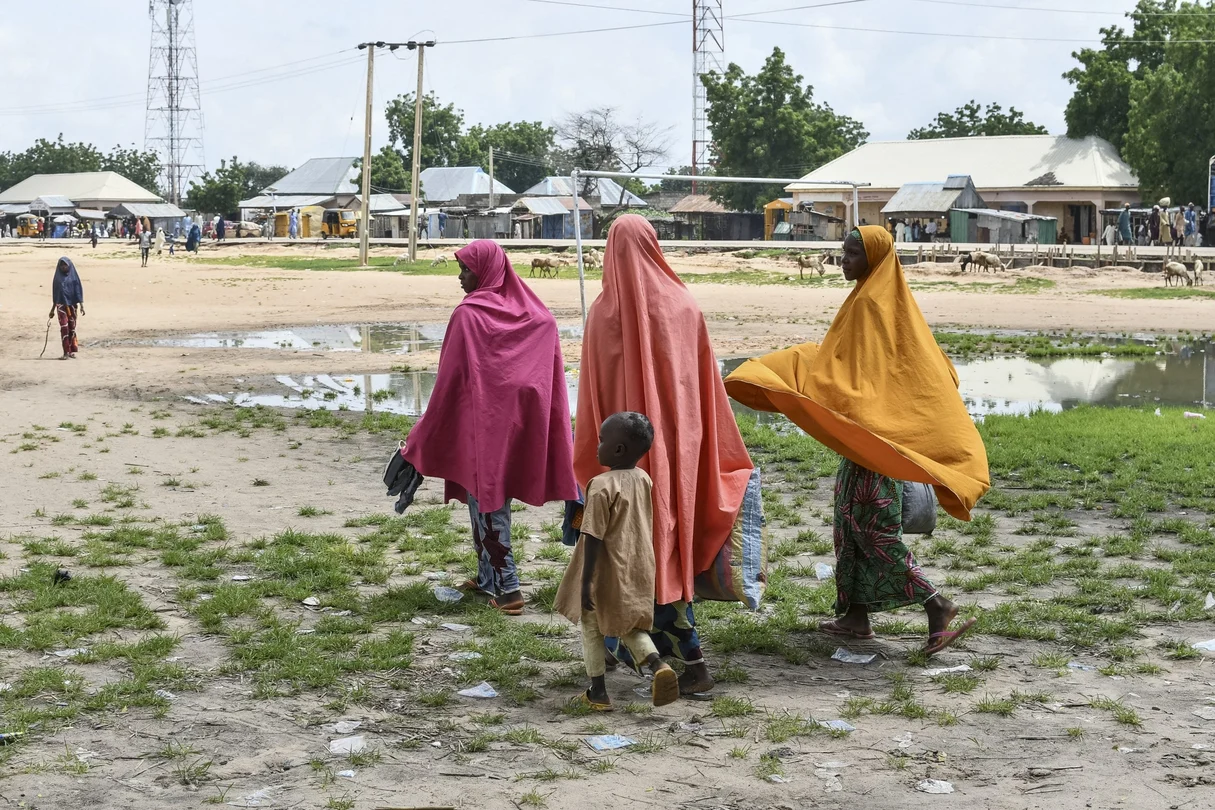 Des survivants et des proches des victimes d'une attaque attribuée à Boko Haram dans le village de Babban Gide, au Nigeria. Les autorités locales évoquent un bilan lourd après une offensive djihadiste dans l'État de Yobe.