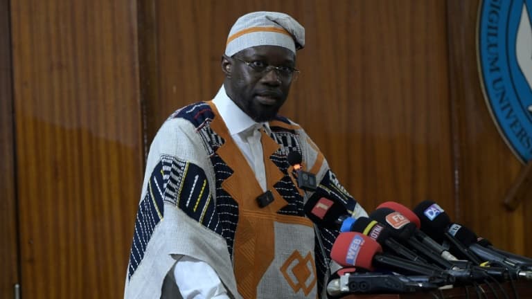 le premier ministre sénégalais Ousmane Sonko prononce un discours lors d'une conférence à l'université Cheikh Anta Diop de Dakar, le 16 mai 2024