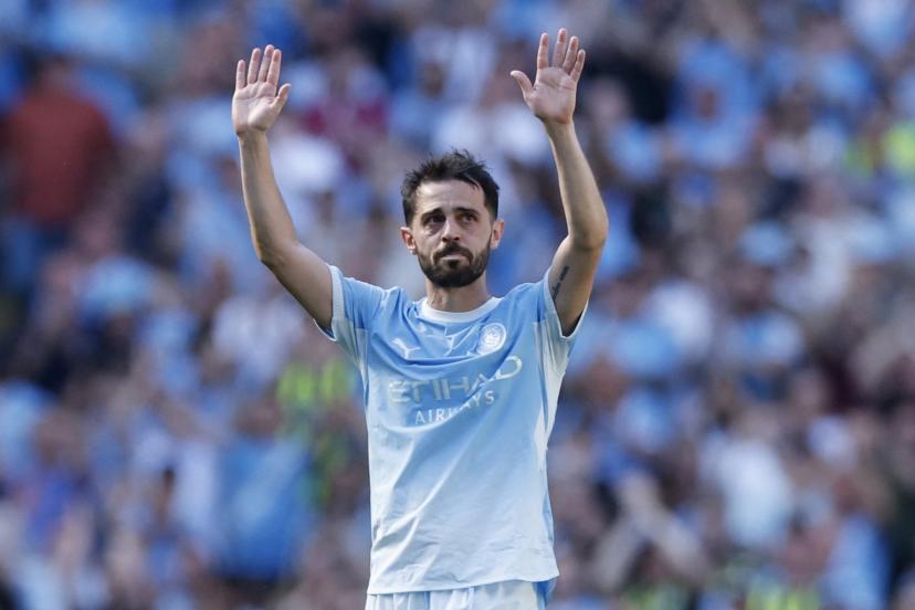 bernardo silva saluant le public de l'etihad stadium lors de son dernier match avec manchester city