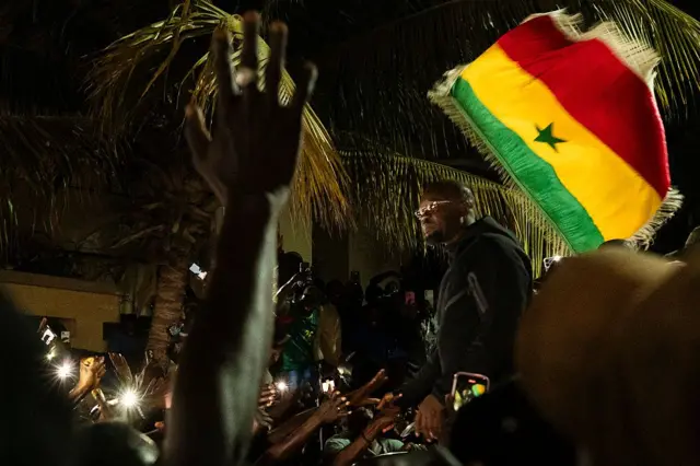 Ousmane Sonko est acclamé par ses partisans à son arrivée à son domicile de Dakar le 23 mai 2026, suite à sa destitution du poste de Premier ministre du Sénégal. 