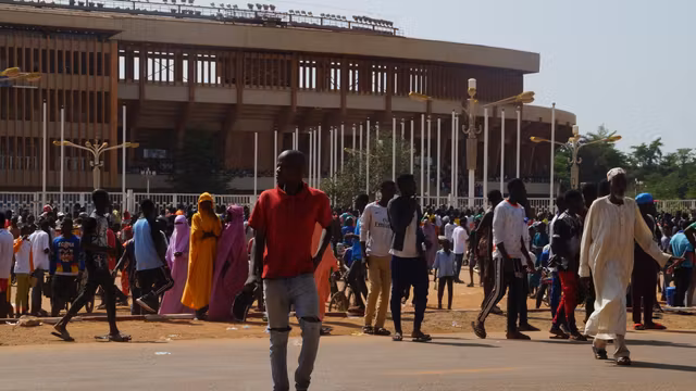 Des Nigériens lors d'un rassemblement pour le recrutement de volontaires civils à Niamey, en août 2023.