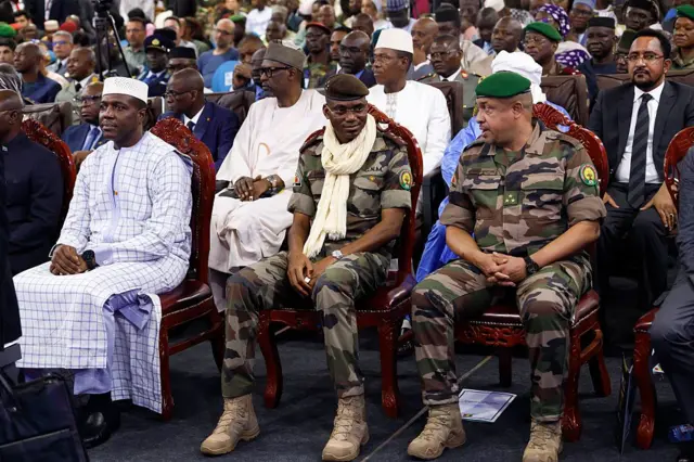 Le Premier ministre malien Abdoulaye Maïga, le ministre de la Défense Sadio Camara et le ministre de la Sécurité et de la Protection civile Daouda Aly Mohammedine.