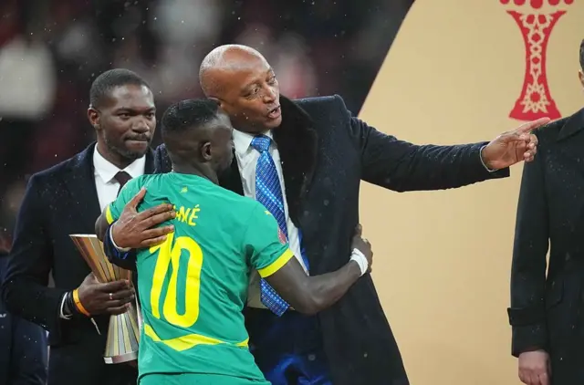 Sadio Mané et Patrice Motsepe