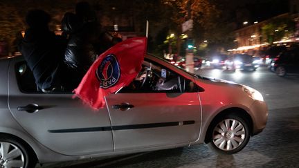 Des supporters du PSG célèbrent la qualification du club en finale de Ligue des Champions à Paris.