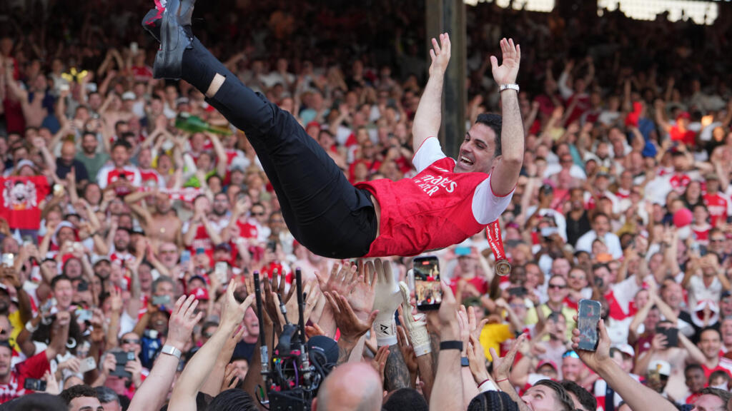 Mikel Arteta, entraîneur d'Arsenal, célébré par ses joueurs après le titre de champion de Premier League à Londres en mai 2026