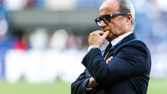 Luis Campos et le PSG lors d'une conférence de presse