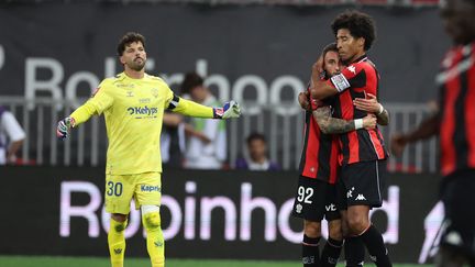 Les Niçois Dante et Jonathan Clauss célèbrent un but lors du barrage retour contre Saint-Étienne à l’Allianz Riviera.