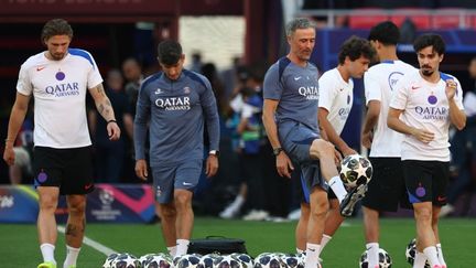 Luis Enrique entourant ses joueurs du PSG à la veille de la finale de Ligue des champions à Budapest