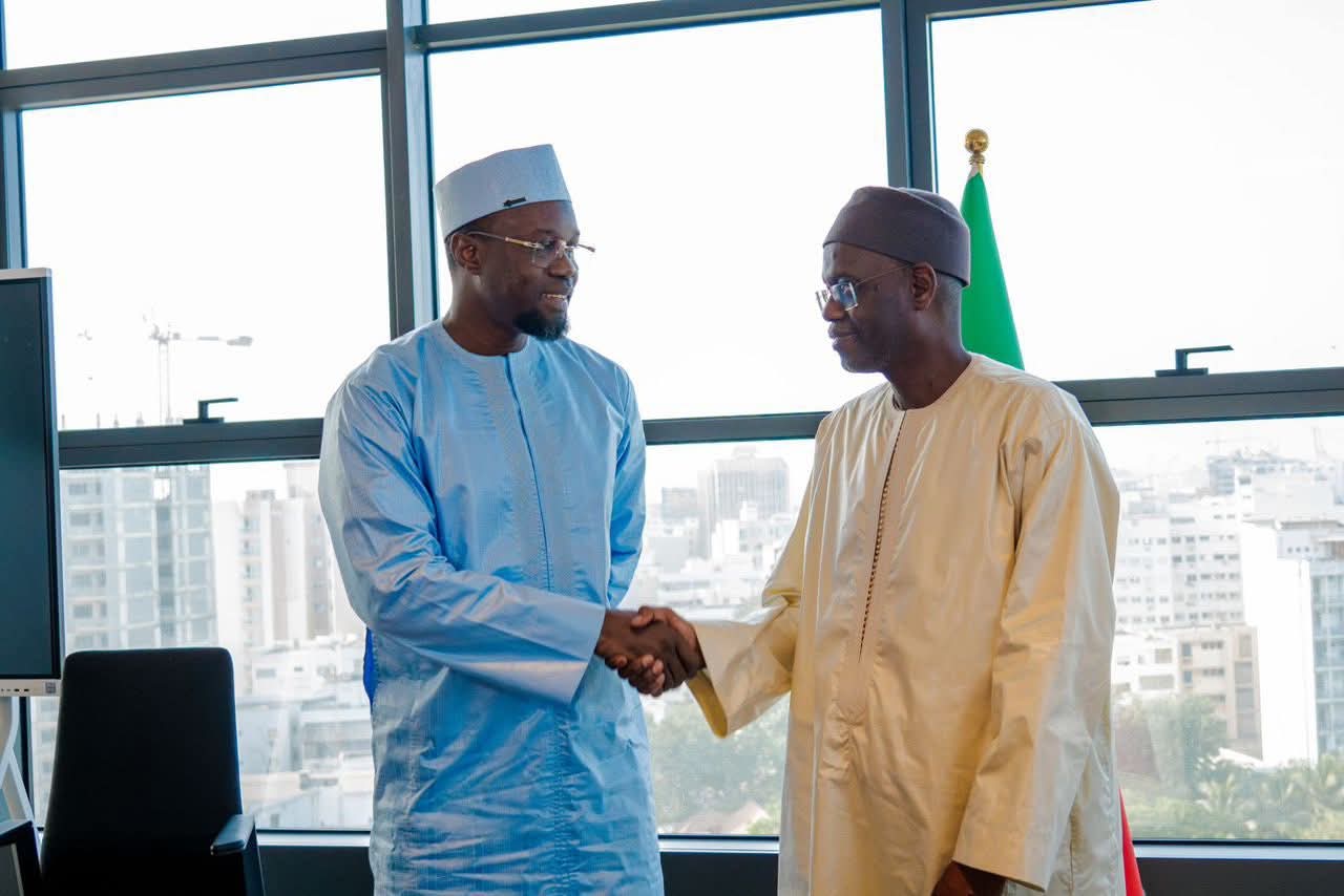 Ahmadou Al Aminou Lo et Ousmane Sonko lors de la transmission