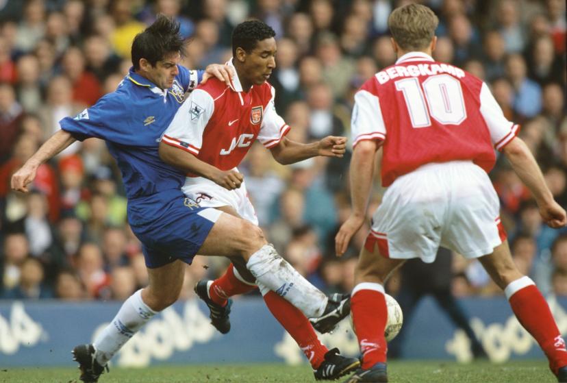 Nicolas Anelka en action lors d'un match d'Arsenal contre Chelsea en avril 1997