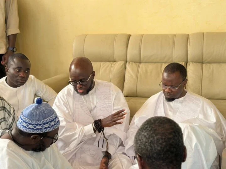 Un hommage déchirant d'Ousmane Sonko à Touba : les larmes d'un homme sous le choc Touba : Le dernier adieu de Ousmane Sonko à « son père », Serigne Cheikh Saliou Mbacké (photos)