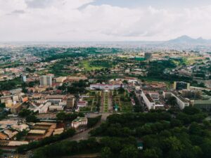 Cameroun : débat budgétaire 2027 sous tension financière et politique