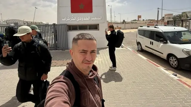 Manifestation pro-sahraouie : une femme âgée brandit le drapeau du Sahara occidental lors d'un rassemblement, entourée d'autres participants