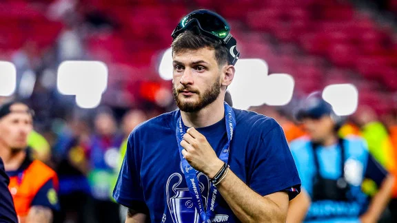 Khvicha Kvaratskhelia célébrant un but avec le PSG