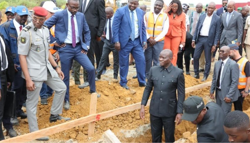 Le président gabonais Brice Clotaire Oligui Nguema sur un chantier de construction à Bikélé Nzong