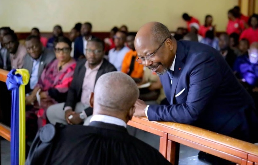 Bilie By Nze et son avocat lors d'un procès au tribunal
