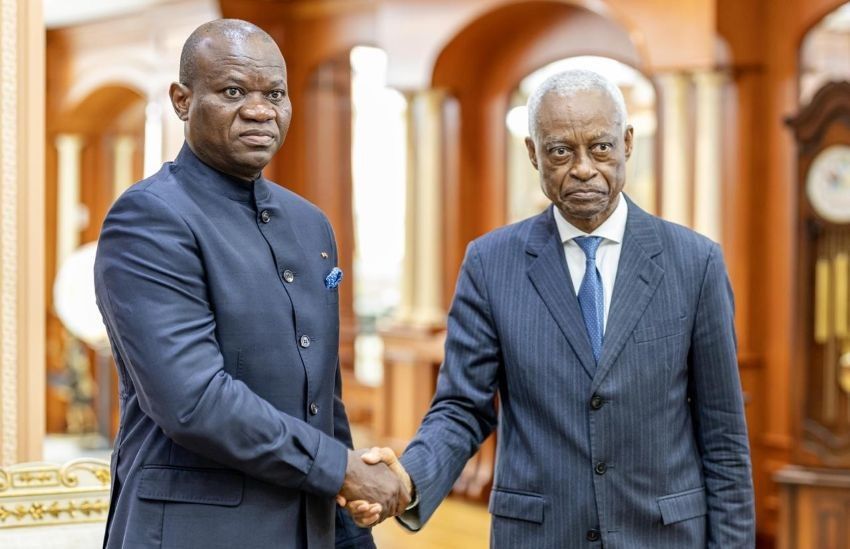 Le président gabonais Brice Clotaire Oligui Nguema en réunion avec le maire de Libreville Eugène Mba