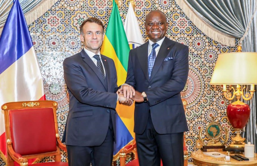 Le président gabonais Brice Clotaire Oligui Nguema et le président français Emmanuel Macron lors d'un entretien diplomatique