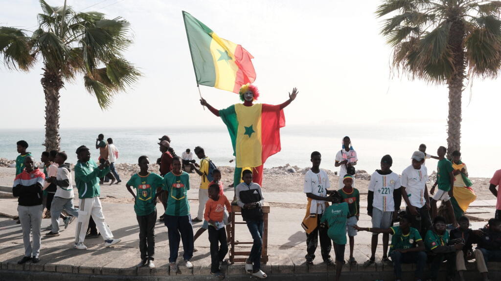 Supporters sénégalais célébrant un match de football à Dakar en janvier 2026