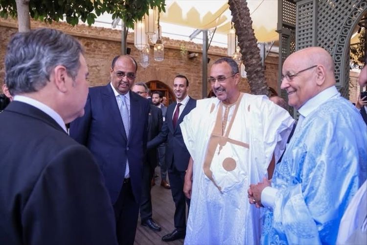 De gauche à droite : Richard Duke Buchan III, Sidi Hamdi Oild Errechid, Ynja El Khattat et Moulay Hamdi Old Errechid lors de leur rencontre à Rabat.