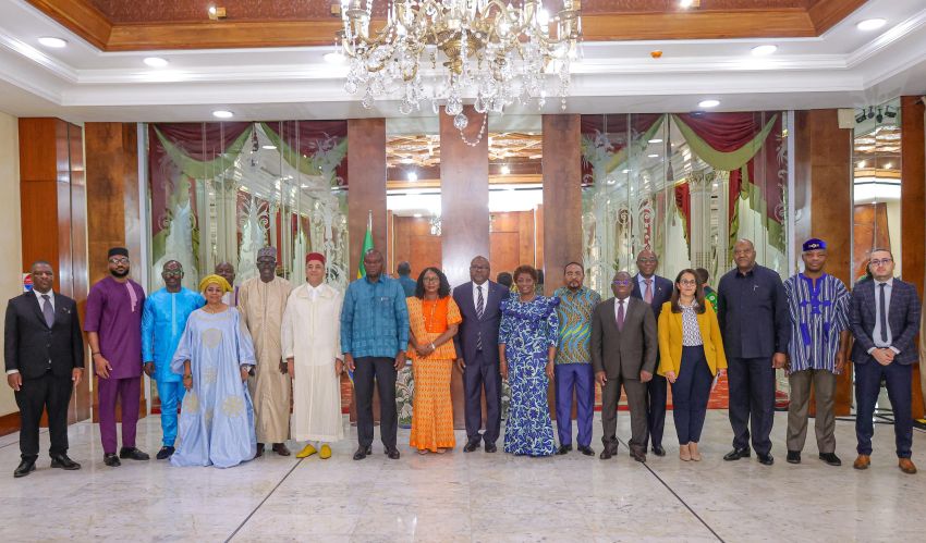 Le président gabonais Oligui Nguema entouré de diplomates africains lors d