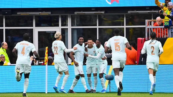 Ibrahima Konaté et Kylian Mbappé lors d'un entraînement