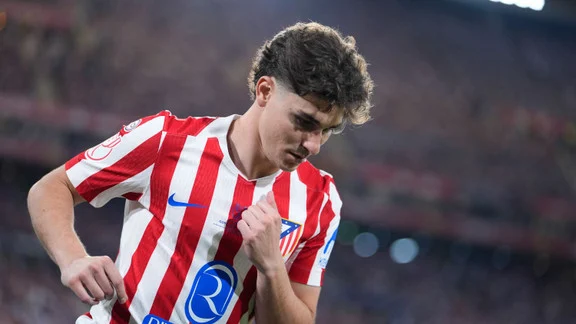Julian Alvarez, attaquant argentin en discussion pour un transfert au FC Barcelone