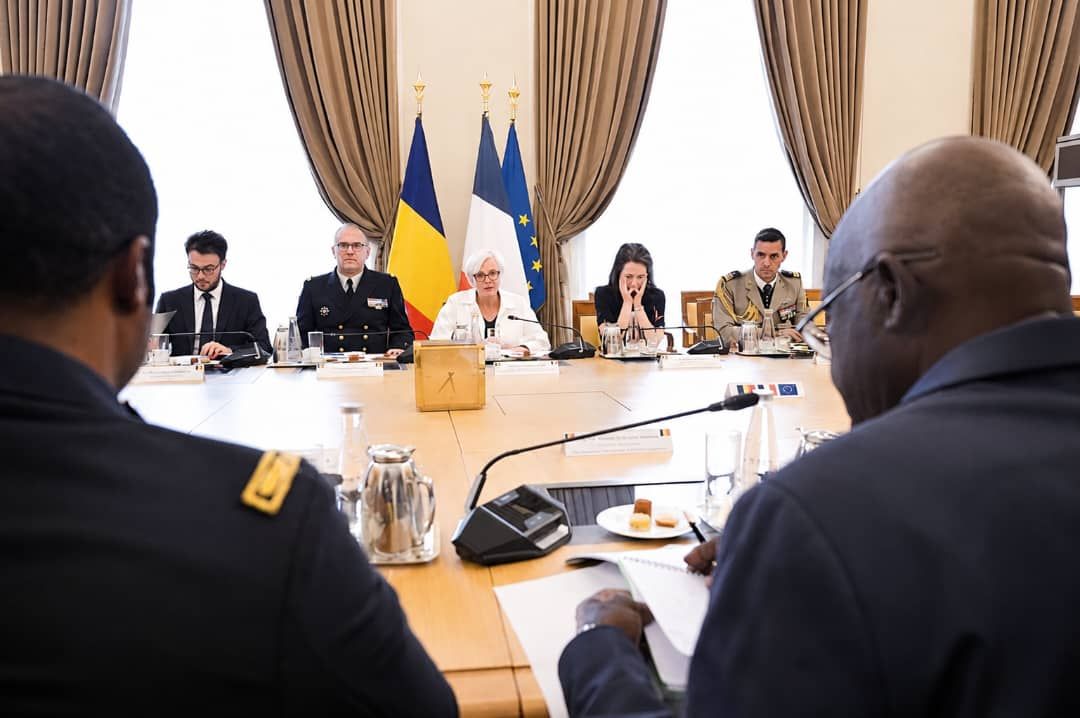 Rencontre entre les ministres de la Défense du Tchad et de la France lors du salon Eurosatory