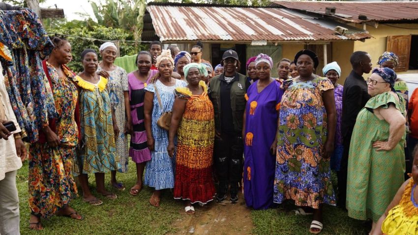 Ministre du Tourisme durable et de l’Artisanat avec des femmes locales dans le Woleu-Ntem