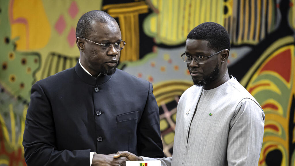 Ousmane Sonko (à gauche) et Bassirou Diomaye Faye (à droite) lors d'un échange au palais présidentiel de Dakar le 16 octobre 2025