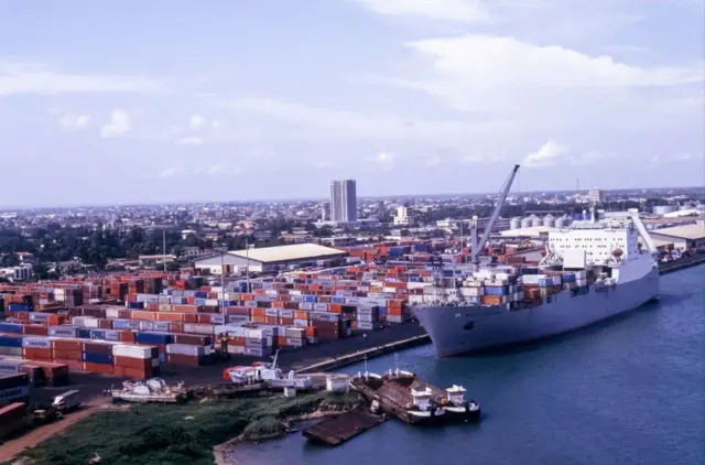 Conteneurs vides au port de Cotonou, symbole de la baisse d'activité économique
