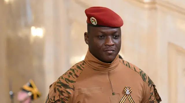 Le chef de la junte militaire burkinabè Ibrahim Traoré en tenue militaire