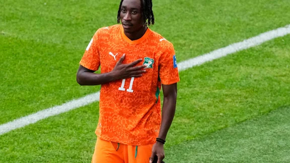 Yan Diomandé, joueur de football, en action avec le maillot du PSG