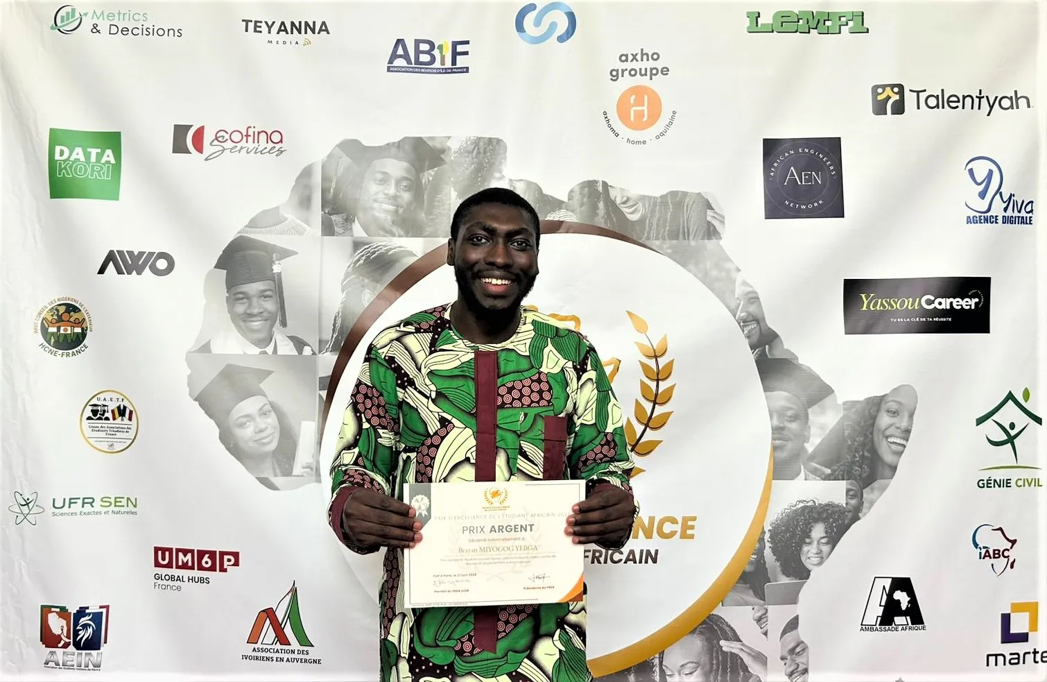 Brayan Yebga Miyogog de l'IAI-Cameroun décroche le prix d'excellence de l'étudiant africain à Paris