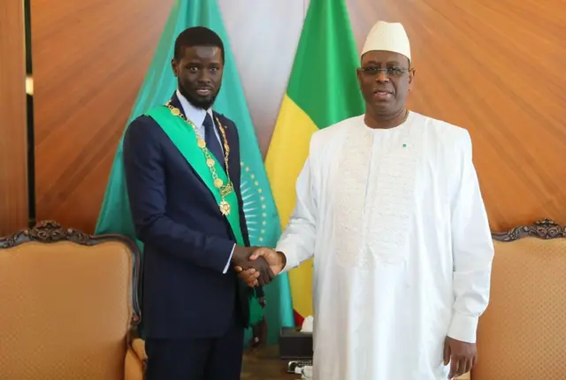 Bassirou Diomaye Faye et Macky Sall lors de la cérémonie d'investiture