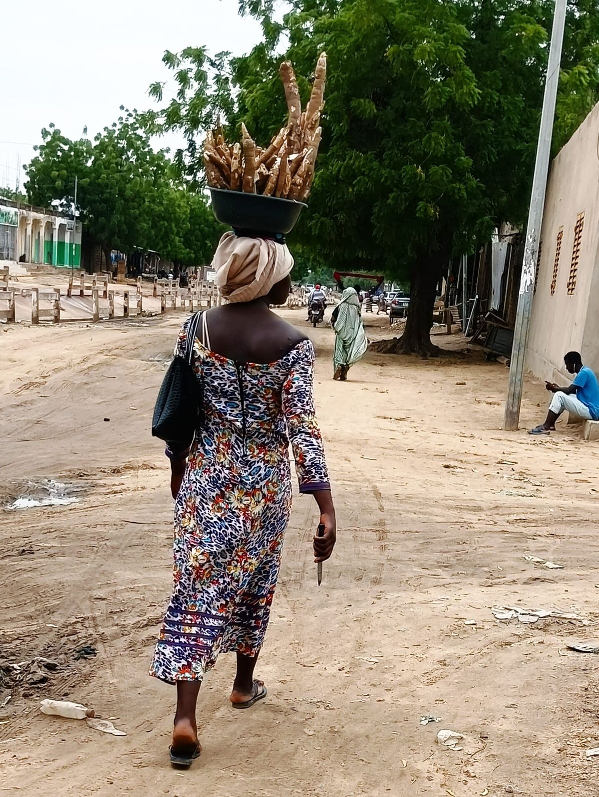 N'Djamena : pendant les vacances, Léa vend du manioc pour financer sa scolarité
