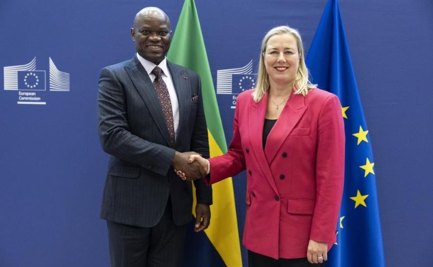 Le président gabonais et une représentante de l'Union européenne lors d'une rencontre à Bruxelles