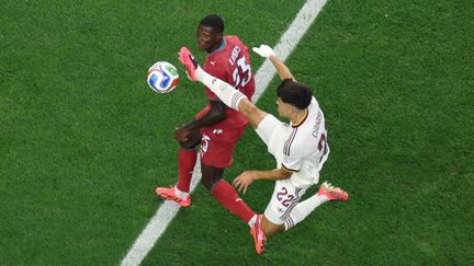 Le latéral portugais Nuno Mendes à la lutte avec un joueur espagnol lors du choc des 8es de finale de la Coupe du monde 2026