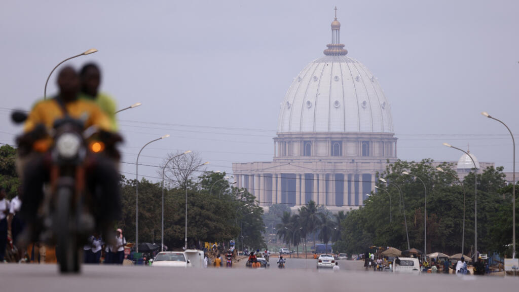 Vue aérienne de la basilique Notre-Dame de la Paix à Yamoussoukro, symbole d'une ville en pleine mutation
